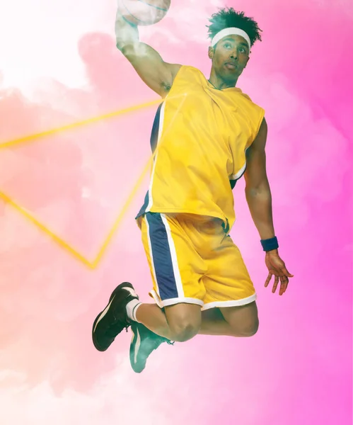 Zusammensetzung Eines Basketballspielers Der Mit Ball Durch Dreieck Auf Rauchigen — Stockfoto