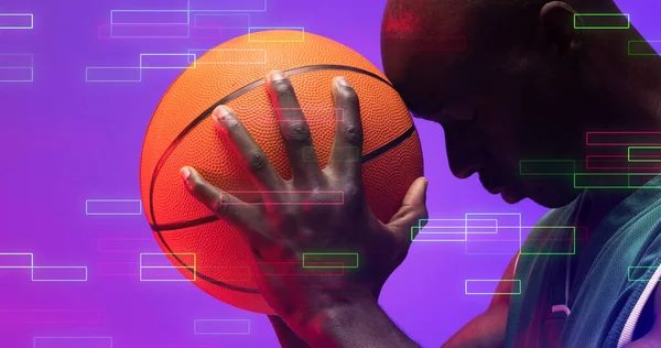 Крупный План Лысого Африканского Баскетболиста Держащего Мяч Лбу Над Прямоугольниками — стоковое фото