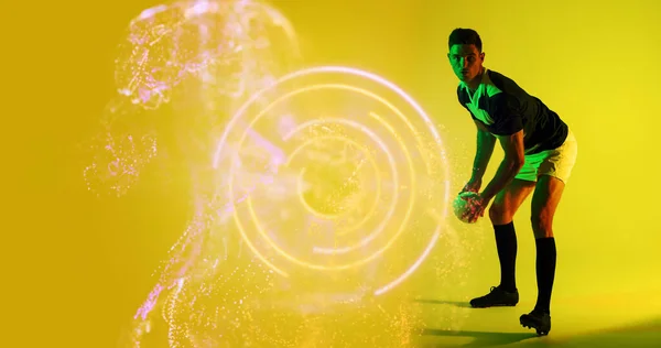 白种人橄榄球运动员在黄色背景下 以明亮的圆形和抽象的图案抛球 复制空间 形状和抽象概念 — 图库照片