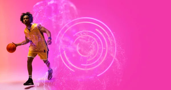 Полная Длина Биатлонного Мужчины Играющего Баскетбол Шаблону Розовом Фоне Копирование — стоковое фото