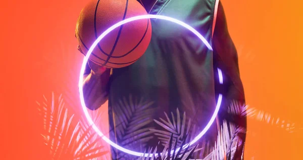 Middel Afrikansk Amerikansk Basketspelare Med Boll Belysta Cirklar Och Växter — Stockfoto