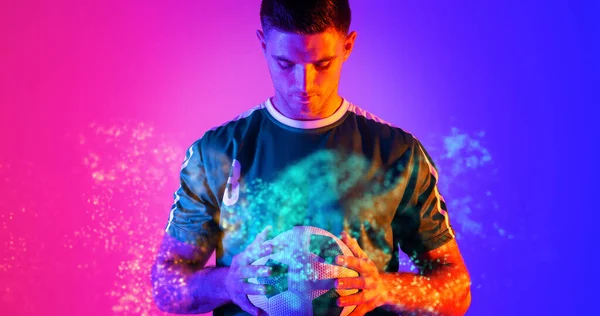 白人年轻足球运动员拿着带有蓝色和粉色背景的抽象设计的球 计算机制图 复印空间 数字合成 运动员 竞技体育 — 图库照片