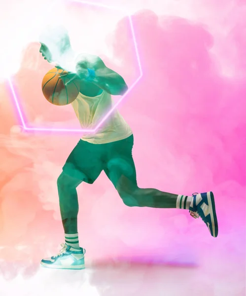 아프리카 미국인 선수가 연기가 배경에 육각형으로 드리블 링하는 스포츠 추상적 — 스톡 사진