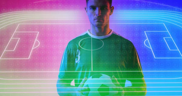带有蓝色和粉色背景的霓虹灯足球场的高加索球员持球的肖像 计算机制图 复印空间 数字合成 运动员 竞技体育 — 图库照片