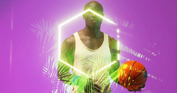 Портрет Лысого Африканского Баскетболиста Держащего Мяч Светящимся Шестиугольником Растениями Competition — стоковое фото
