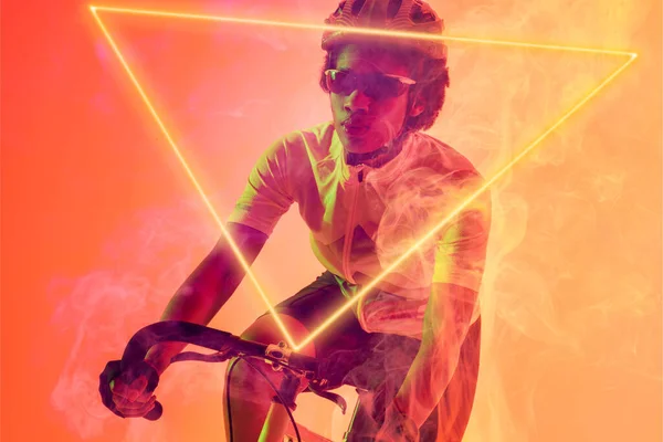 Triángulo Neón Sobre Confianza Ciclista Afroamericano Montar Bicicleta Sobre Fondo —  Fotos de Stock