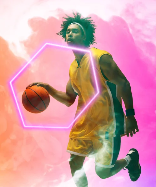Biracial Mužský Hráč Běží Kapání Basketbal Šestiúhelníku Přes Zakouřené Pozadí — Stock fotografie