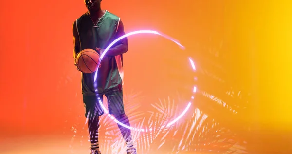 Middelen Afrikansk Amerikansk Basketspelare Håller Bollen Genom Glödande Cirkel Och — Stockfoto