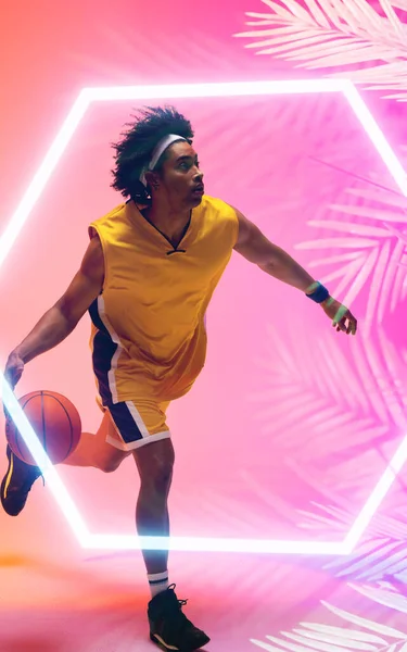 Kompozyt Birasowy Koszykarz Dryblujący Piłkę Przez Oświetlony Sześciokąt Rośliny Przestrzeń — Zdjęcie stockowe