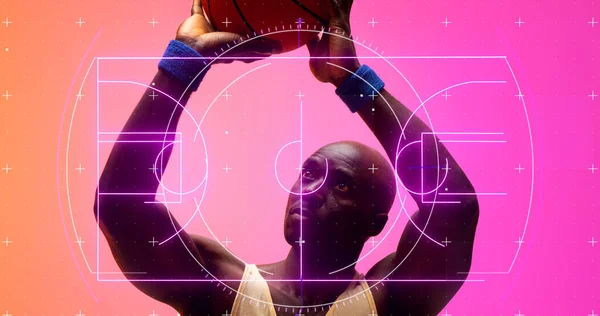 Лысый Африканский Американский Баскетболист Поднятыми Руками Бросающий Мяч Над Баскетбольной — стоковое фото