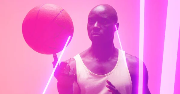 Kompozycja Łysego Afrykańskiego Koszykarza Kręcącego Piłką Palcu Przy Oświetlonych Światłach — Zdjęcie stockowe