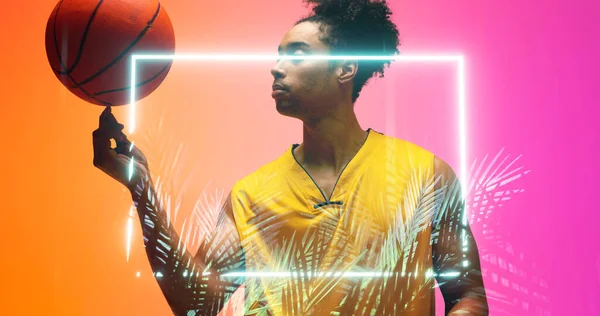 長方形や植物によって指の上にボールを回転ハンサムな出生バスケットボール選手の複合体 コピースペース スポーツ イラスト 形と抽象的なコンセプト — ストック写真