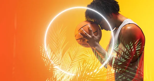 Tampilan Samping Pemain Basket Birasial Dengan Rambut Afro Memegang Bola — Stok Foto