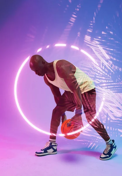 Glatzköpfiger Afrikanisch Amerikanischer Basketballspieler Jongliert Mit Ball Durch Beleuchteten Kreis — Stockfoto