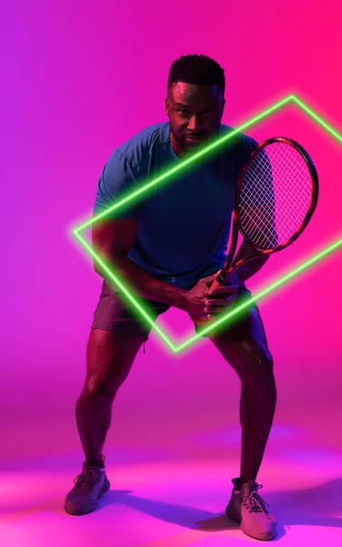 若いアフリカ系アメリカ人のテニス選手の上に色の背景にラケットでネオンを長方形 デジタル複合体 デザイン アスリート 競争力のあるスポーツ 肖像画 コピースペース — ストック写真