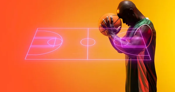 Вид Сбоку Лысого Африканского Игрока Держащего Мяч Лбу Баскетбольной Площадкой — стоковое фото