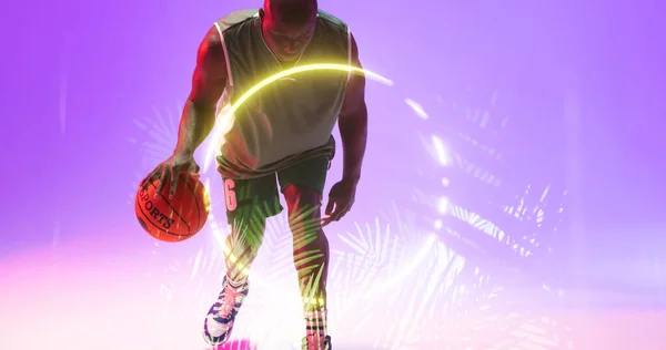 非裔美国人篮球运动员靠发亮的圆圈和紫色背景的植物运球 复制空间 形状和抽象 — 图库照片