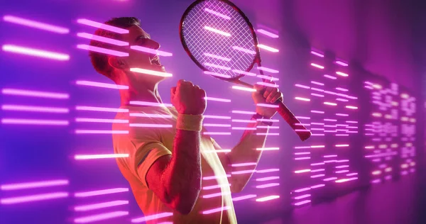 Zusammensetzung Aus Jungen Kaukasischen Tennisspielern Die Erfolge Mit Neongestreiftem Muster — Stockfoto