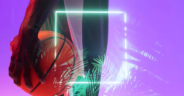 Многократное Обнажение Африканского Американского Баскетболиста Держащего Мяч Над Растениями Квадратным — стоковое фото