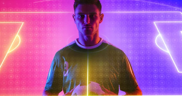 青とピンクの背景にネオンサッカー場とボールを保持する白人選手の肖像画 コンピュータグラフィックス コピースペース デジタル複合体 サッカー デザイン アスリート 競争力のあるスポーツ — ストック写真