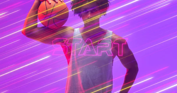 Portret Birasowego Koszykarza Trzymającego Piłkę Nad Tekstem Startowym Zamazanym Ruchem — Zdjęcie stockowe