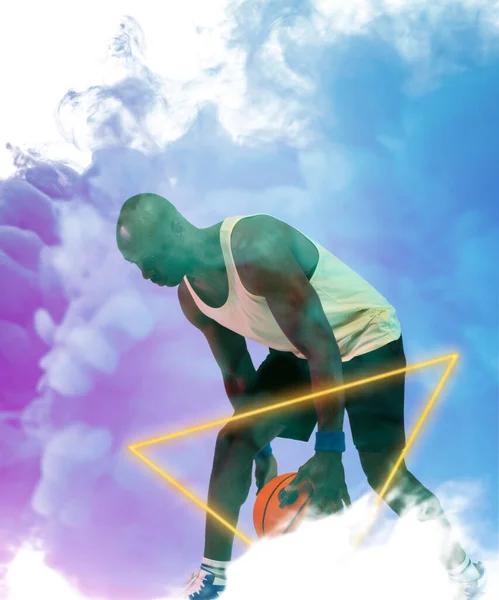 Afro Amerikaanse Mannelijke Speler Dribbelen Basketbal Door Verlicht Driehoek Rokerige — Stockfoto