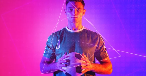 기하학적 네온사인 디자인으로 축구공을 결단력있는 코카서스 선수의 초상화 컴퓨터 그래픽 — 스톡 사진