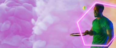 Afrika kökenli Amerikalı erkek oyuncu, topları ve raketi dumanlı arka planda aydınlatma üçgeni. Kopyalama alanı, tenis, kompozit, spor, rekabet, şekil, oyun, eşleşme ve soyut kavram.