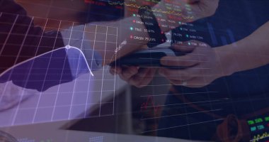 Grafik ile veri işleme görüntüsü farklı insanlar akıllı seğirmeyle ödeme yapıyor. Küresel teknoloji, finans ve dijital arayüz kavramı dijital olarak oluşturulmuş görüntü.