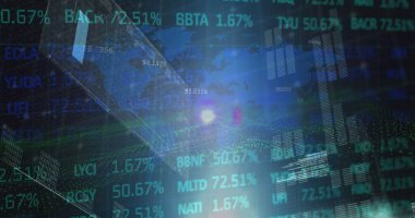 Lens işaret fişeği, alım satım tahtası, haritalar ve soyut arkaplana karşı çubuk grafikleri. Dijital olarak üretilmiş, hologram, küresel, rapor, finans, borsa, yatırım ve teknoloji kavramı.