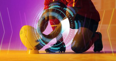 Afrika kökenli Amerikan rugby oyuncusunun dairesel desen üzerinde diz çökmüş bir topu var. Boşluğu kopyala, kompozit, spor, rekabet, oyun, şekil, bacak, el, eşleşme ve soyut kavram.