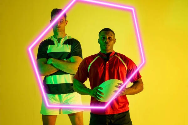 Multiracial Confiado Oponentes Rugby Masculino Con Los Brazos Cruzados Bola — Foto de Stock