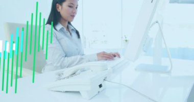 Asyalı iş kadını üzerine finansal veri işleme animasyonu. Küresel iş, finans ve dijital arayüz kavramı dijital olarak oluşturulmuş video.