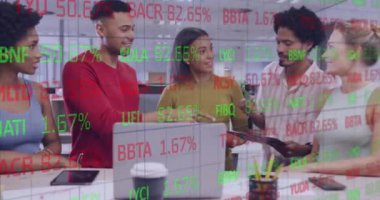 Ofisteki çeşitli iş adamları üzerinde veri işleme animasyonu. Küresel iş ve dijital arayüz kavramı, dijital olarak oluşturulmuş video.