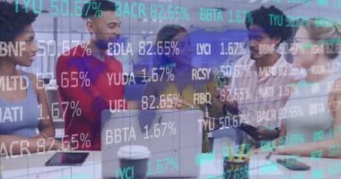 Ofiste tartışan çeşitli meslektaşlar takımına karşı borsa veri işleme animasyonu. Küresel ekonomi ve teknoloji kavramı