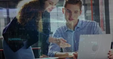 Ofiste dizüstü bilgisayar kullanan çeşitli erkek ve kadın meslektaşlar üzerinde asma kilit ikonu canlandırması. Siber güvenlik ve iş teknolojisi kavramı