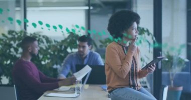 Ofisteki çeşitli iş adamları üzerinde veri işleme animasyonu. Küresel iş ve dijital arayüz kavramı, dijital olarak oluşturulmuş video.