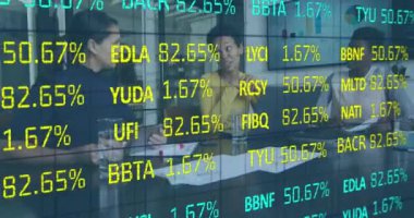 Ofisteki çeşitli iş adamları üzerinde veri işleme animasyonu. Küresel iş ve dijital arayüz kavramı, dijital olarak oluşturulmuş video.