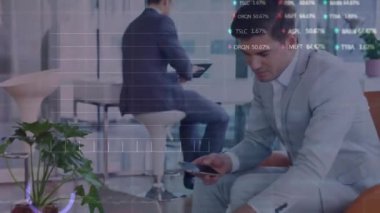 Ofisteki çeşitli iş adamları üzerinde veri işleme animasyonu. Küresel iş ve dijital arayüz kavramı, dijital olarak oluşturulmuş video.