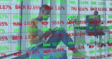 Ofisteki çeşitli iş adamları üzerinde veri işleme animasyonu. Küresel iş ve dijital arayüz kavramı, dijital olarak oluşturulmuş video.