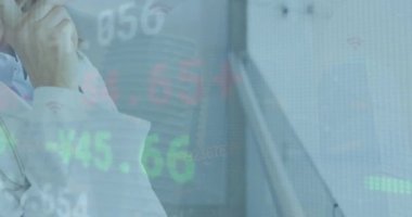 Düşünceli Kafkasyalı kıdemli kadın doktor üzerinde borsa veri işleme animasyonu. Küresel ekonomi ve tıbbi sağlık teknolojisi kavramı