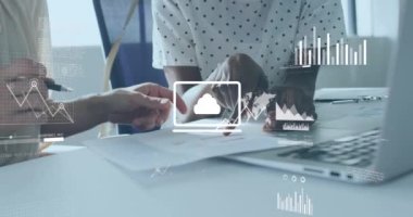 Ofisteki çeşitli iş adamları üzerinde veri işleme animasyonu. Küresel iş ve dijital arayüz kavramı, dijital olarak oluşturulmuş video.