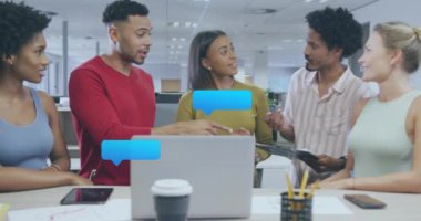 Konuşma baloncuklarının animasyonu farklı iş insanları üzerinde ikonlar oluşturuyor. Küresel iş, sosyal medya ve dijital arayüz kavramı dijital olarak oluşturulmuş video.