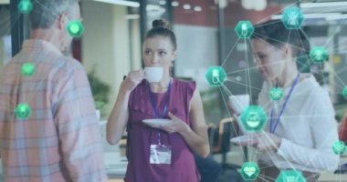 Ofiste birlikte tartışan bir grup farklı meslektaşın üzerine dijital simge kürelerinin animasyonu. Küresel ağ ve iş teknolojisi kavramı