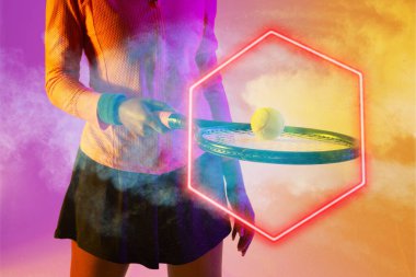 Afrikalı Amerikalı kadın tenisçinin orta kesiminde. Altıgen ışıklı bir raketle top oynuyor. Boşluğu kopyala, kompozit, spor, şekil, rekabet, el, çalma, eşleşme ve soyut kavram.