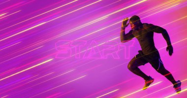 Afrika kökenli Amerikalı rugby oyuncusu uzun pozlama ışıklarının üzerinden pembe başlangıç metniyle koşuyor. Bileşik, yarış, spor, rekabet, soyut ve başlangıç konsepti.