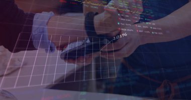 Grafik ile veri işleme görüntüsü farklı insanlar akıllı seğirmeyle ödeme yapıyor. Küresel teknoloji, finans ve dijital arayüz kavramı dijital olarak oluşturulmuş görüntü.