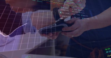 Grafik ile veri işleme görüntüsü farklı insanlar akıllı seğirmeyle ödeme yapıyor. Küresel teknoloji, finans ve dijital arayüz kavramı dijital olarak oluşturulmuş görüntü.