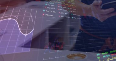 Grafik ile veri işleme görüntüsü farklı insanlar akıllı seğirmeyle ödeme yapıyor. Küresel teknoloji, finans ve dijital arayüz kavramı dijital olarak oluşturulmuş görüntü.