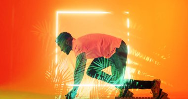 Afrika kökenli Amerikalı erkek sporcu meydan ve bitkilerle başlangıç pozisyonunda. Boşluğu kopyala, kompozit, koşu, spor, rekabet, koşu, yarış, şekil, doğa ve soyut.